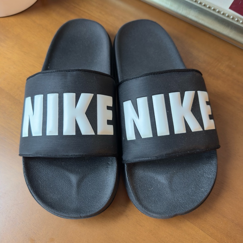 Nike Black and White Slides. Perfect condition only worn inside a few times.